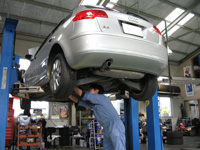 車体整備の熟練したエンジニアが、お客様の愛車を丁寧に修復致します。